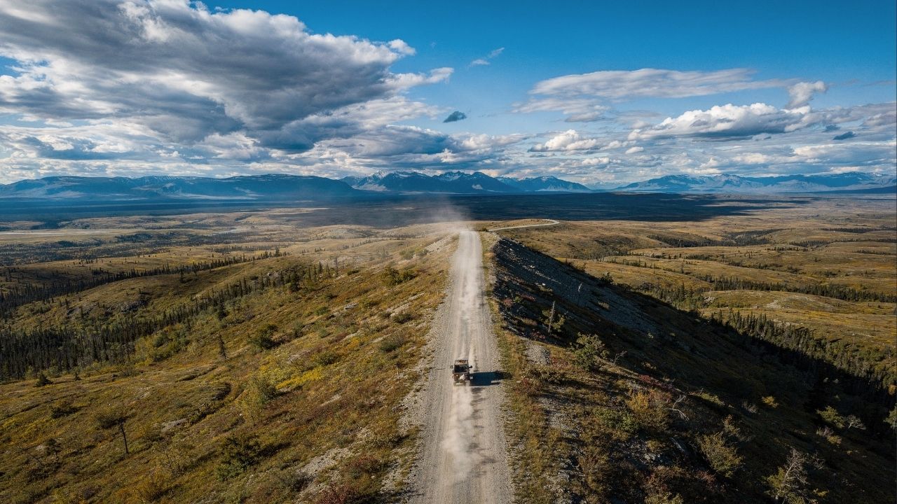 Rodovia no Alasca ganha fama por seus 127 km de cascalho, pois o trajeto de 1955 corre no topo das montanhas, sendo o portal entre EUA e Canadá