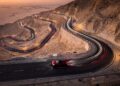 Estrada nos Emirados Árabes ganha fama por suas 60 curvas em 11,7 km, pois o asfalto sobe a 1.219 m, sendo a rota mais bela do deserto em Abu Dhabi