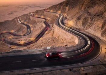 Estrada nos Emirados Árabes ganha fama por suas 60 curvas em 11,7 km, pois o asfalto sobe a 1.219 m, sendo a rota mais bela do deserto em Abu Dhabi