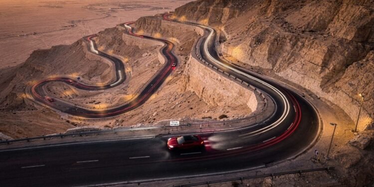 Estrada nos Emirados Árabes ganha fama por suas 60 curvas em 11,7 km, pois o asfalto sobe a 1.219 m, sendo a rota mais bela do deserto em Abu Dhabi