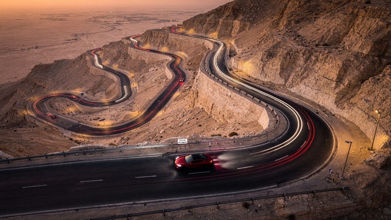 Estrada nos Emirados Árabes ganha fama por suas 60 curvas em 11,7 km, pois o asfalto sobe a 1.219 m, sendo a rota mais bela do deserto em Abu Dhabi