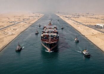 Esta obra colossal dividiu o deserto egípcio para criar a rota marítima mais vital do planeta, conectando mares e movendo a economia global