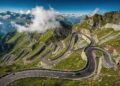 Estrada na Suíça ganha fama por suas curvas a 2.114 m de altitude, pois o trajeto de 1823 une o país à Itália, sendo um marco da engenharia alpina