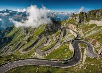 Estrada na Suíça ganha fama por suas curvas a 2.114 m de altitude, pois o trajeto de 1823 une o país à Itália, sendo um marco da engenharia alpina