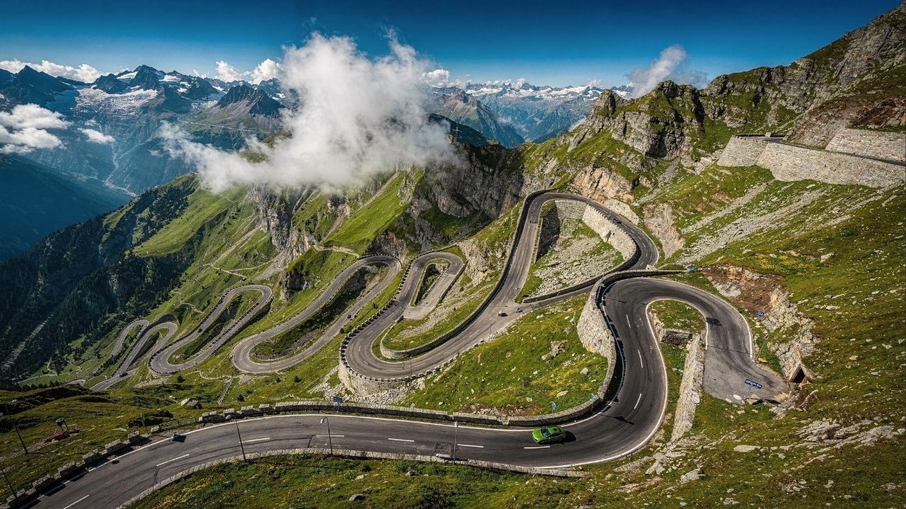 Estrada na Suíça ganha fama por suas curvas a 2.114 m de altitude, pois o trajeto de 1823 une o país à Itália, sendo um marco da engenharia alpina