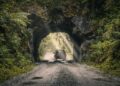 Rodovia na Nova Zelândia ganha fama por seus 150 km isolados, pois o trajeto de 1945 cruza túneis de rocha, sendo a rota mais rústica da Oceania