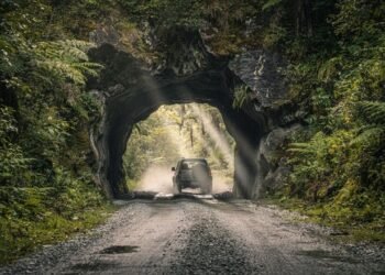 Rodovia na Nova Zelândia ganha fama por seus 150 km isolados, pois o trajeto de 1945 cruza túneis de rocha, sendo a rota mais rústica da Oceania