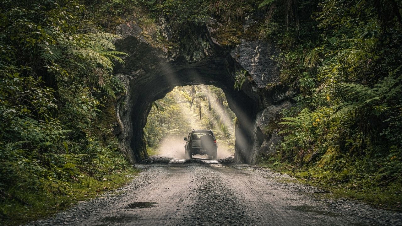 Rodovia na Nova Zelândia ganha fama por seus 150 km isolados, pois o trajeto de 1945 cruza túneis de rocha, sendo a rota mais rústica da Oceania
