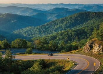 Rodovia nos EUA ganha fama por seu custo de US$ 100 milhões, pois seus 69 km sobem a 1.643 m, sendo o trajeto mais cênico dos Apalaches