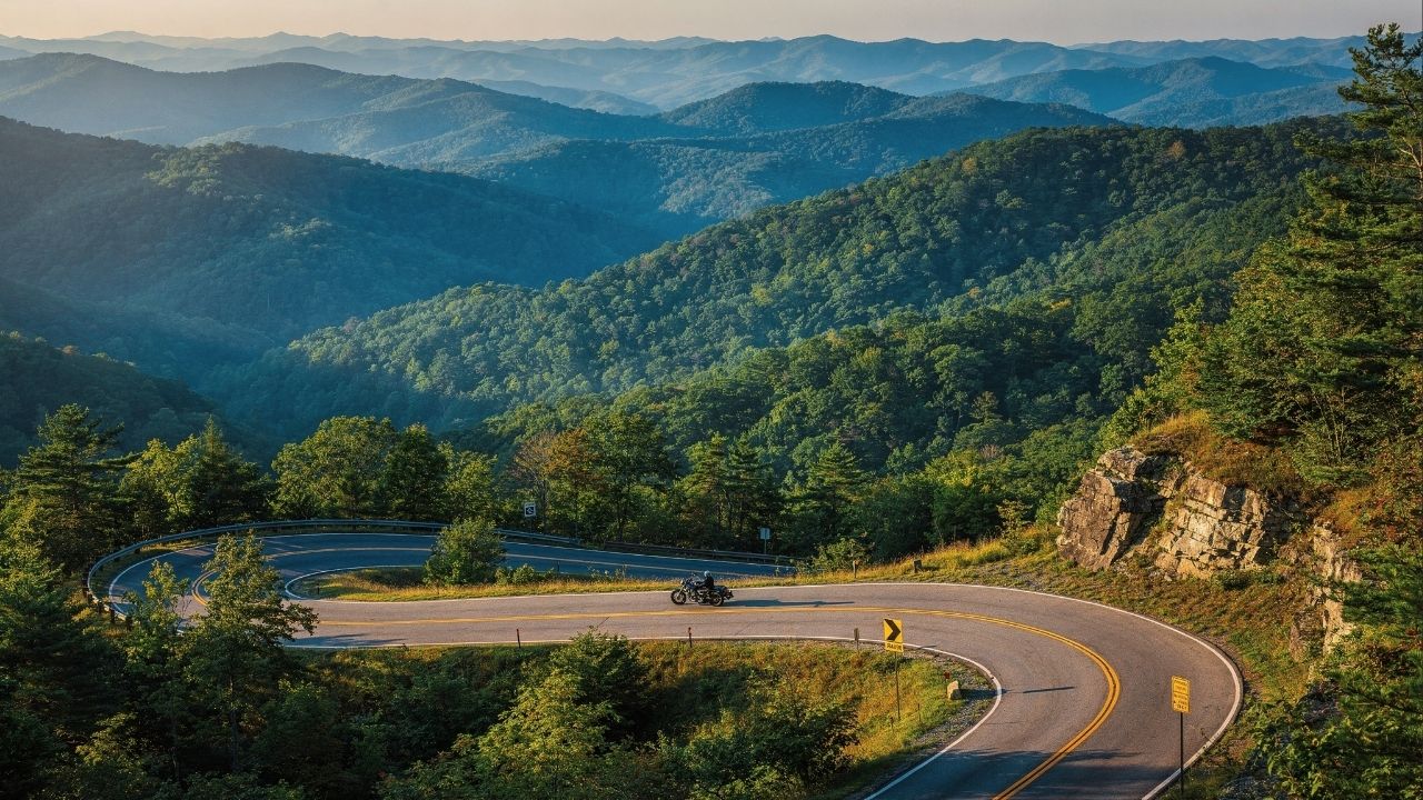 Rodovia nos EUA ganha fama por seu custo de US$ 100 milhões, pois seus 69 km sobem a 1.643 m, sendo o trajeto mais cênico dos Apalaches