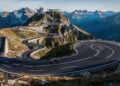 Estrada entre Áustria e Itália ganha fama por seus 2.509 m de altitude, pois suas 30 curvas em zigue-zague cortam o coração dos Alpes