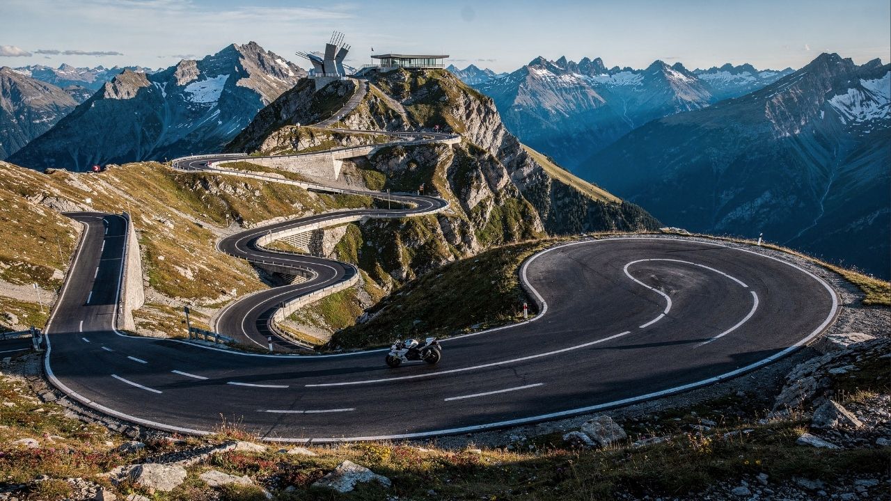 Estrada entre Áustria e Itália ganha fama por seus 2.509 m de altitude, pois suas 30 curvas em zigue-zague cortam o coração dos Alpes
