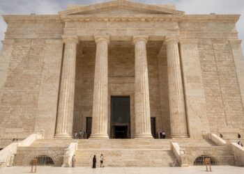 Construído com pedras gigantes importadas diretamente de Israel, este megatemplo em São Paulo tem o tamanho de 18 campos de futebol e suporta 10 mil pessoas sem um único pilar no meio