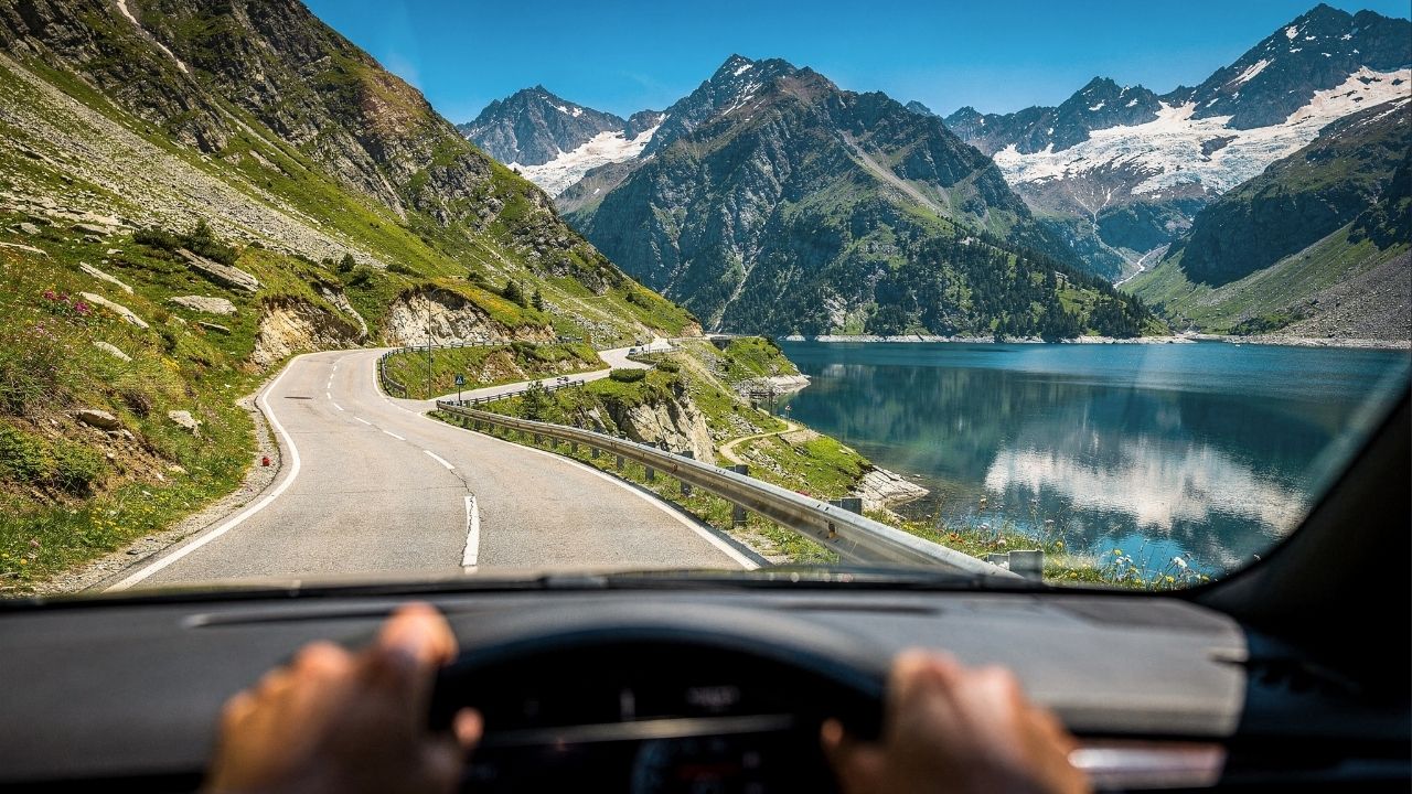 Rodovia na Suíça ganha fama por suas curvas a 2.066 m de altitude, pois o trajeto de 1897 une o norte ao sul através de cenários alpinos únicos