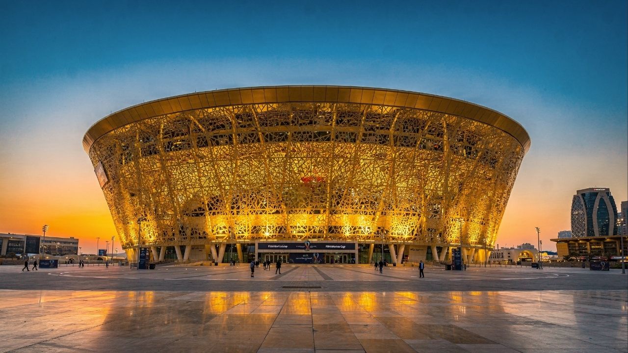 Com capacidade para 80 mil torcedores e fachada dourada, o Lusail Stadium virou a maior arena do Catar e palco da final da Copa do Mundo de 2022