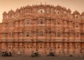 Com 953 janelas esculpidas e fachada de arenito rosa de 1799, o Hawa Mahal tornou-se o maior símbolo da arquitetura de Jaipur e do luxo na Índia
