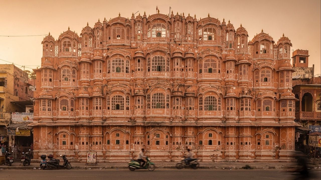 Com 953 janelas esculpidas e fachada de arenito rosa de 1799, o Hawa Mahal tornou-se o maior símbolo da arquitetura de Jaipur e do luxo na Índia
