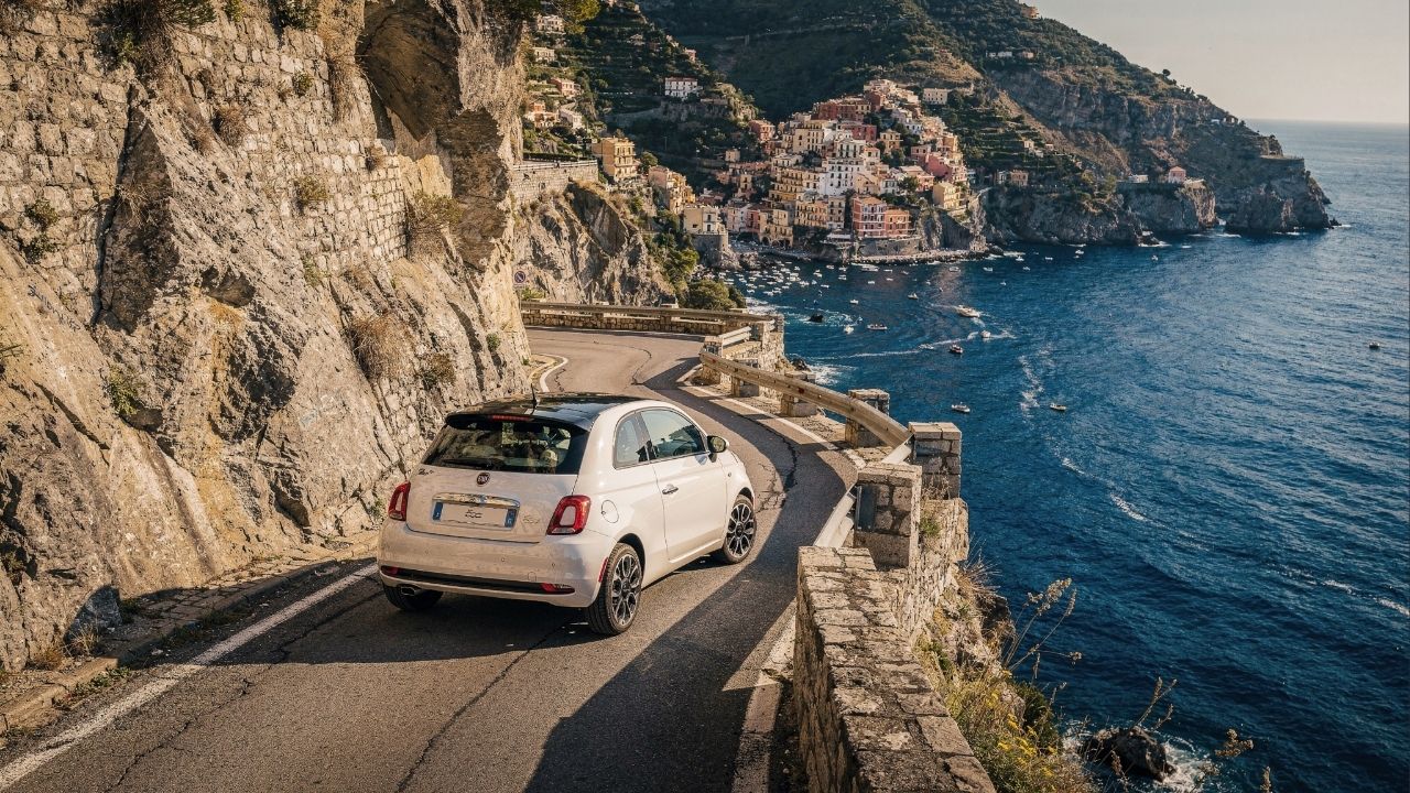 Rodovia na Itália ganha fama por seus 50 km de falésias, pois as curvas de 1852 esculpidas na rocha formam a rota costeira mais estreita da Europa