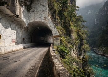 Rodovia em Taiwan ganha fama por seus túneis cegos, pois o trajeto de 19 km esculpido em mármore sólido virou a rota mais perigosa da ilha