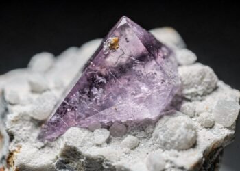 Esqueça o diamante e o quartzo, pois este mineral raro de cor púrpura só existe em poucos lugares, sendo o tesouro da química