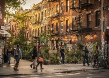 Ruas de Nova York ganham fama por seus nomes de letras, pois o bairro de Alphabet City, virou o maior refúgio cultural e artístico de Manhattan
