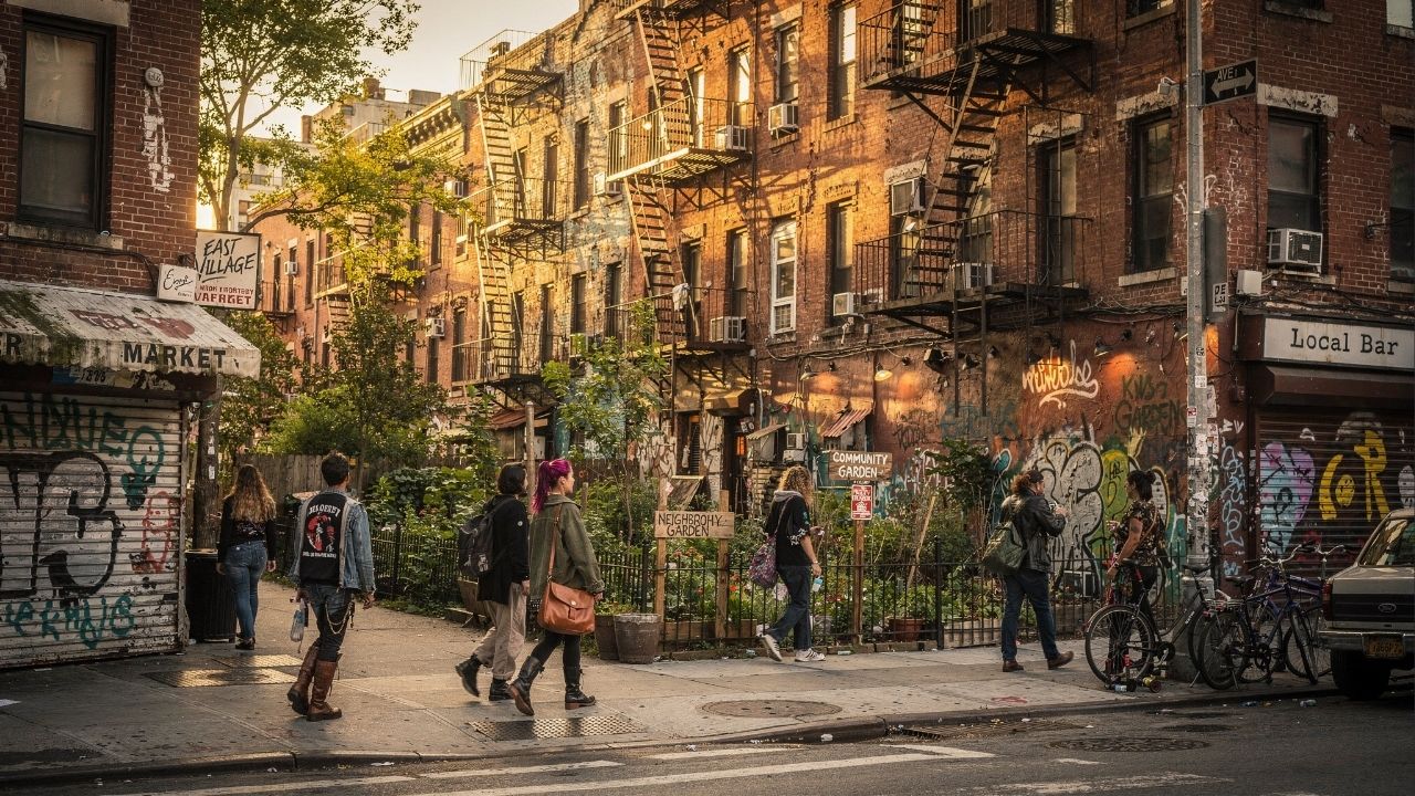 Ruas de Nova York ganham fama por seus nomes de letras, pois o bairro de Alphabet City, virou o maior refúgio cultural e artístico de Manhattan