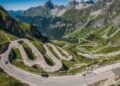 Estrada na Eslovênia ganha fama por suas 50 curvas em grampo, pois o trajeto de 1915 sobe a 1.611 m de altitude, sendo a passagem mais alta da região