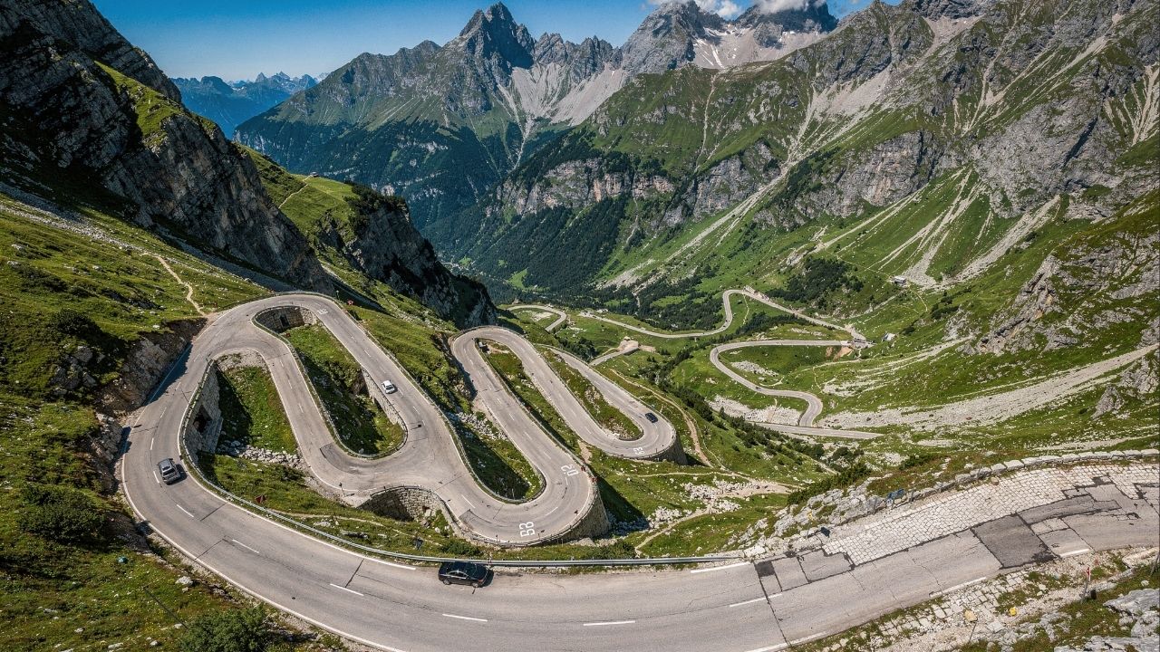 Estrada na Eslovênia ganha fama por suas 50 curvas em grampo, pois o trajeto de 1915 sobe a 1.611 m de altitude, sendo a passagem mais alta da região
