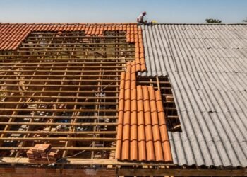 Telha de barro ou fibrocimento: qual cobertura oferece o melhor custo-benefício para sua obra em 2026?