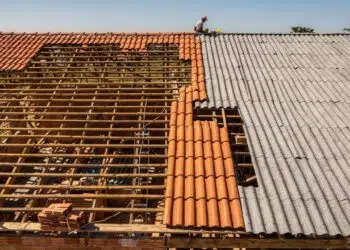 Telha de barro ou fibrocimento: qual cobertura oferece o melhor custo-benefício para sua obra em 2026?