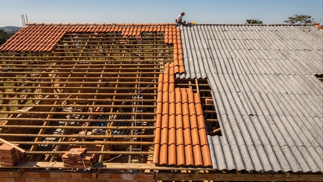 Telha de barro ou fibrocimento: qual cobertura oferece o melhor custo-benefício para sua obra em 2026?