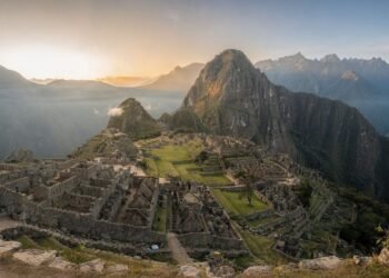 Situada a 2.430 metros de altitude e com 200 estruturas de pedra, a cidadela de Machu Picchu tornou-se o maior ícone do Império Inca e do Peru