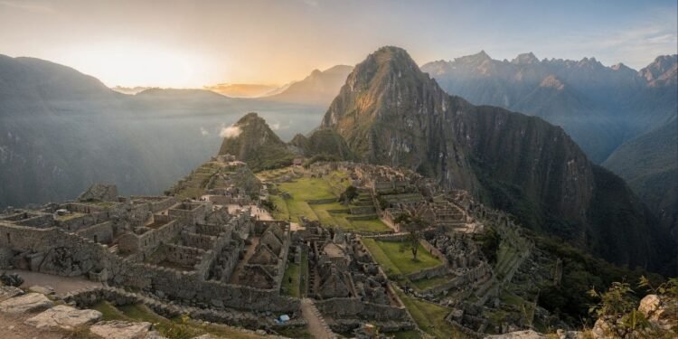 Situada a 2.430 metros de altitude e com 200 estruturas de pedra, a cidadela de Machu Picchu tornou-se o maior ícone do Império Inca e do Peru