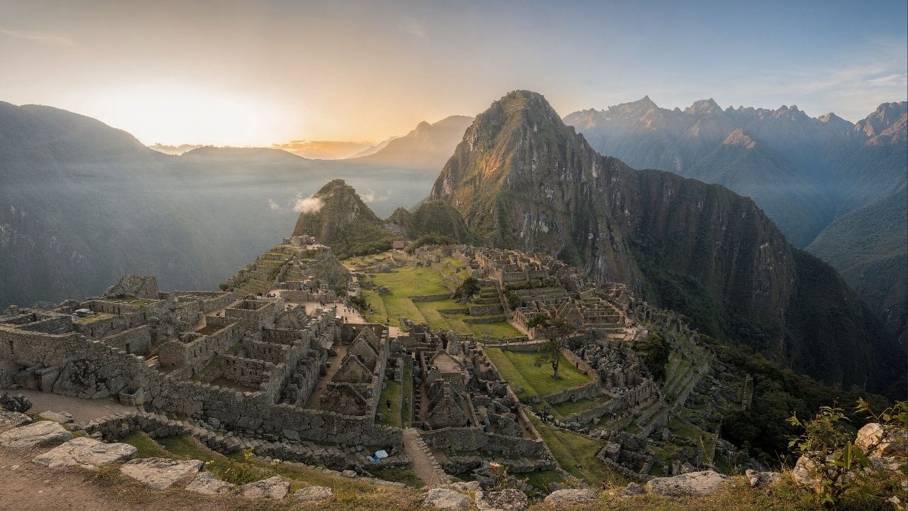 Situada a 2.430 metros de altitude e com 200 estruturas de pedra, a cidadela de Machu Picchu tornou-se o maior ícone do Império Inca e do Peru