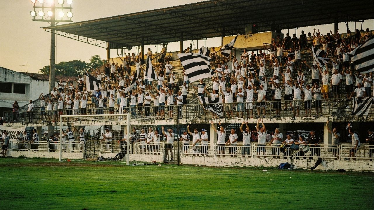 Com sua história iniciada em 1916 e 16.068 lugares, a Vila Belmiro tornou-se o estádio mais lendário de Santos e o santuário mundial do Rei Pelé