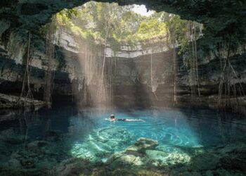Nadando na cratera do meteoro? Os cenotes mexicanos revelam piscinas subterrâneas de água azul-turquesa que os maias consideravam portais sagrados