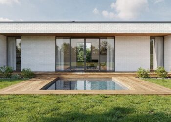 Com deck e piscina integrados ao jardim, essa casa térrea modular é a definição de refúgio moderno para famílias pequenas