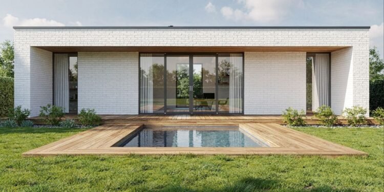 Com deck e piscina integrados ao jardim, essa casa térrea modular é a definição de refúgio moderno para famílias pequenas