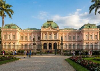 Com 97 mil metros quadrados de área e erguida sobre pilares, a Cidade das Artes de 2013 tornou-se o maior e mais moderno complexo cultural da cidade do Rio