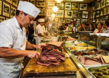 Nesta famosa lanchonete, eles servem 31 toneladas de carne por semana: veja como a cozinha prepara milhares de sanduíches icônicos em Nova York