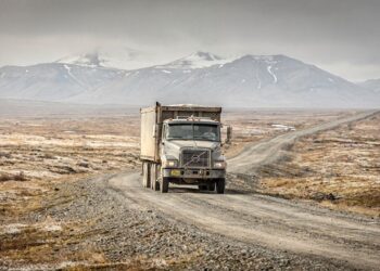 Rodovia no Alasca ganha fama por seus 666 km de gelo e lama, pois o trajeto isolado atravessa o ártico sendo a rota mais perigosa dos caminhoneiros