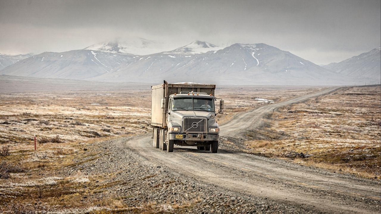 Rodovia no Alasca ganha fama por seus 666 km de gelo e lama, pois o trajeto isolado atravessa o ártico sendo a rota mais perigosa dos caminhoneiros