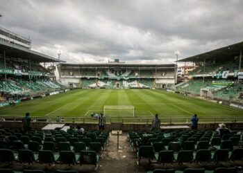 Com capacidade para 40.502 pessoas e inaugurado em 1932, o Estádio Couto Pereira tornou-se a maior e mais tradicional casa do futebol paranaense