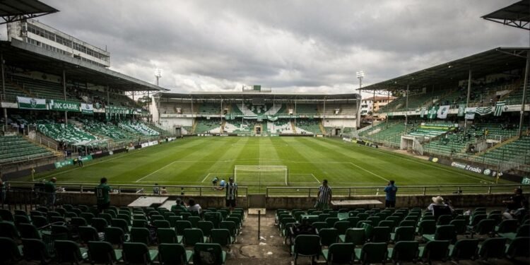 Com capacidade para 40.502 pessoas e inaugurado em 1932, o Estádio Couto Pereira tornou-se a maior e mais tradicional casa do futebol paranaense