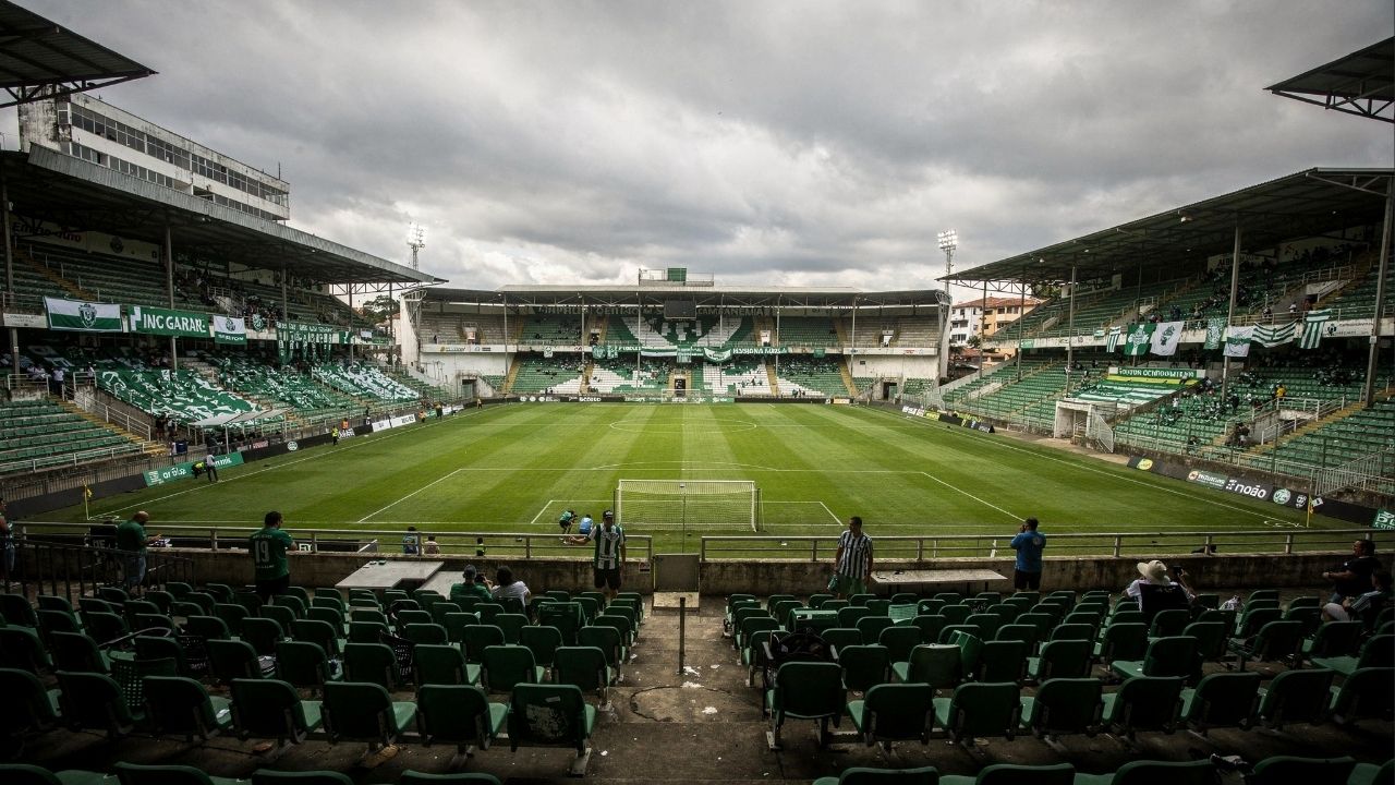 Com capacidade para 40.502 pessoas e inaugurado em 1932, o Estádio Couto Pereira tornou-se a maior e mais tradicional casa do futebol paranaense
