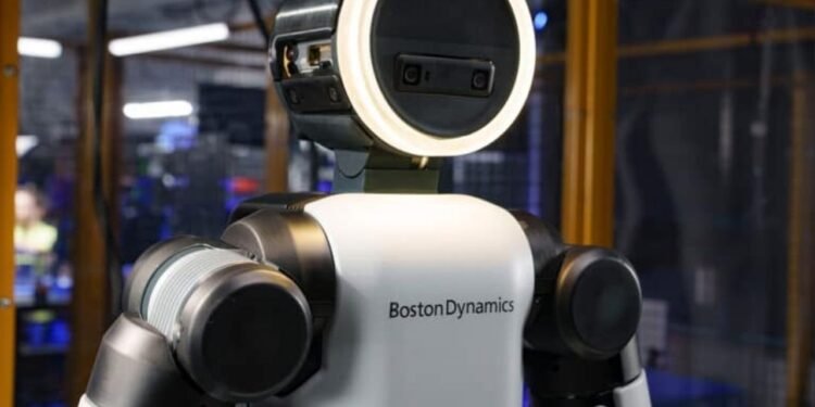 Com movimentos 100% elétricos e agilidade superior à humana, o novo robô Atlas da Boston Dynamics virou o maior marco da robótica em 2026 ao ser preparado para realizar resgates em locais impossíveis para pessoas