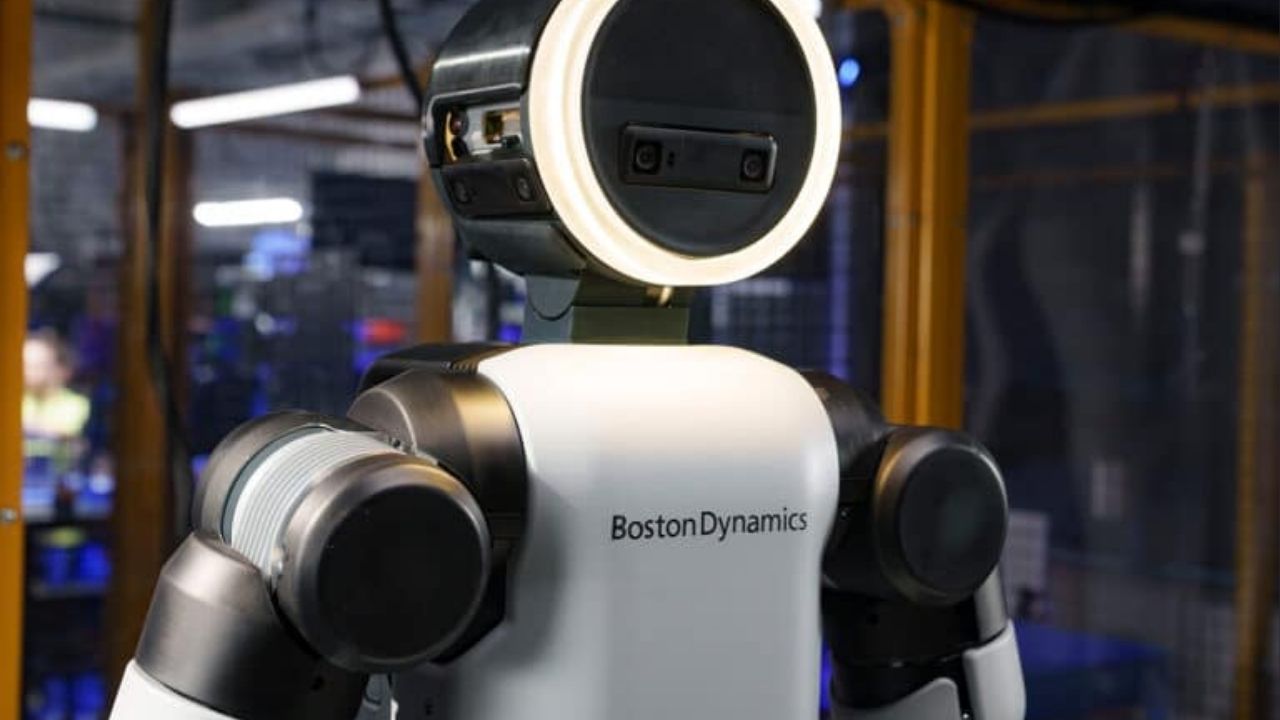 Com movimentos 100% elétricos e agilidade superior à humana, o novo robô Atlas da Boston Dynamics virou o maior marco da robótica em 2026 ao ser preparado para realizar resgates em locais impossíveis para pessoas