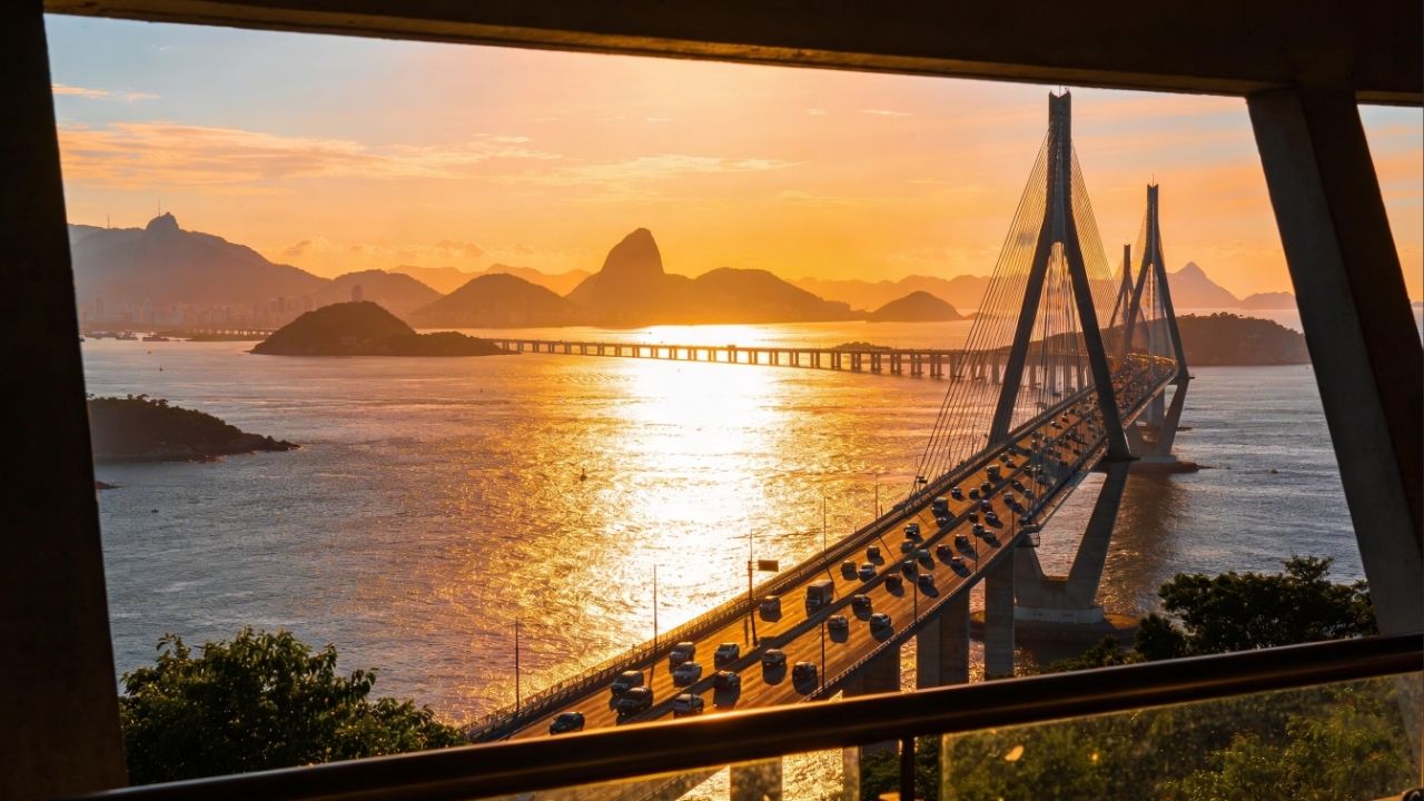 Com 13,29 quilômetros de extensão e inaugurada em 1974, a Ponte Rio-Niterói tornou-se a maior ponte de concreto protendido do Brasil e um marco da engenharia nacional