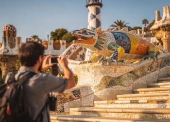 Com seus mosaicos coloridos e formas orgânicas de Gaudí, o parque de 1914 tornou-se a obra-prima do modernismo e o maior mirante turístico de Barcelona