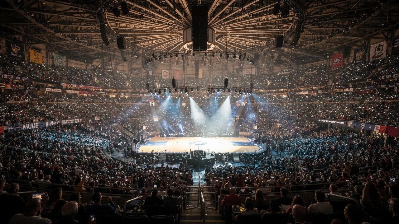 Com capacidade para 20 mil pessoas e um teto suspenso por cabos, a arena de 1968 virou o palco mais famoso do mundo para esportes e grandes shows